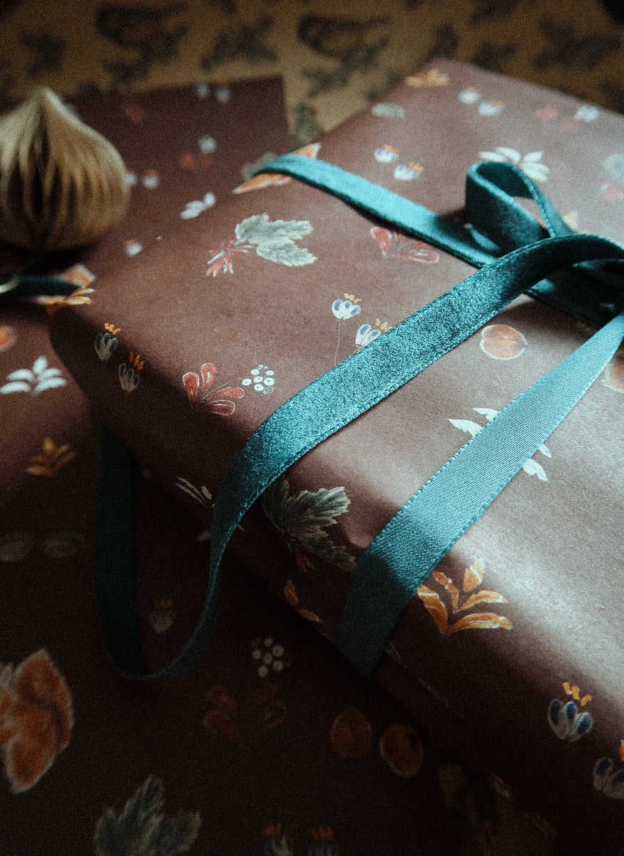 Christmas floral&brown on white wrapping paper – MyDesignPictures