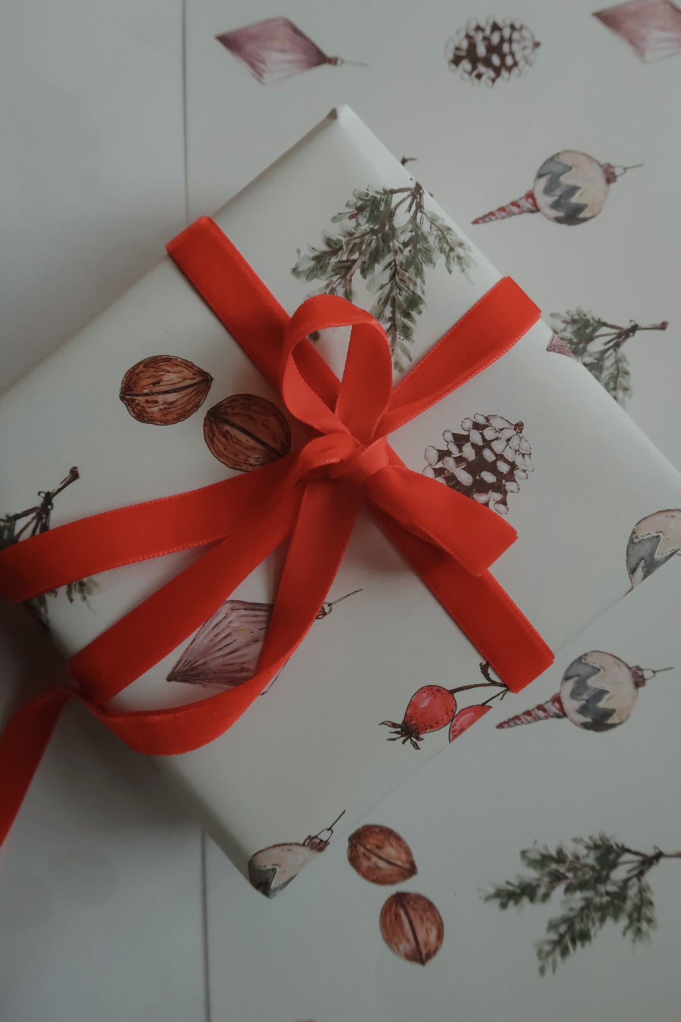 Christmas decors white/light gray wrapping paper